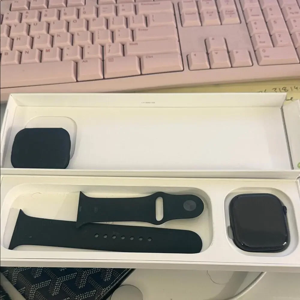 Watch Series 11 46mm - Jet‎ Black Aluminum Case Black Sport Band M/L - 64.0GB